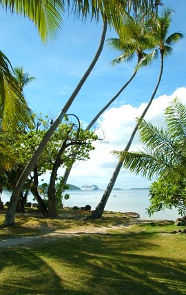 walk-from-matira-beach2-tall